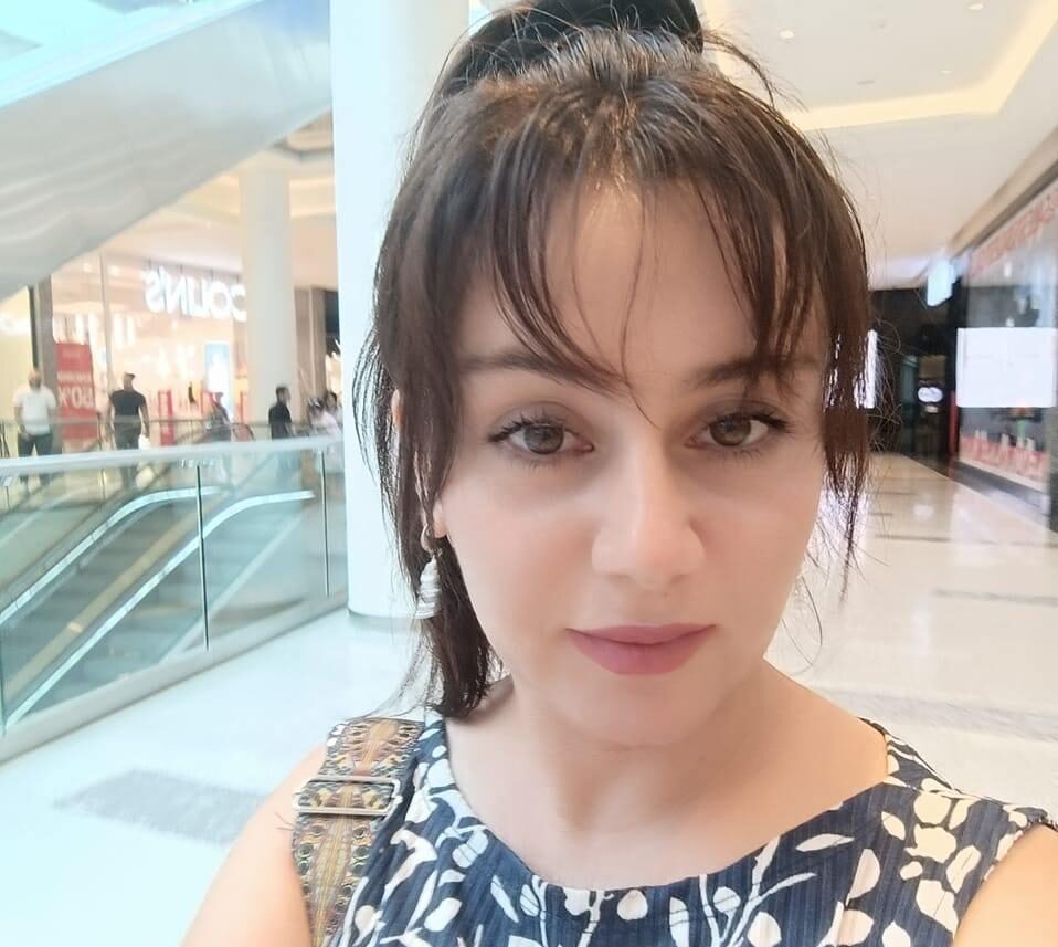 Gizlətdim gözlərimi eynəyin arxasında – Gülsadə
