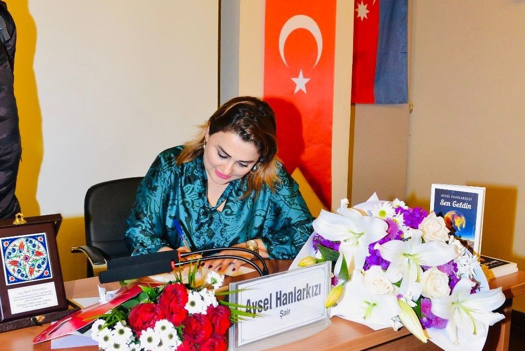 İstanbulda Aysel Xanlarqızının imza günü keçirildi