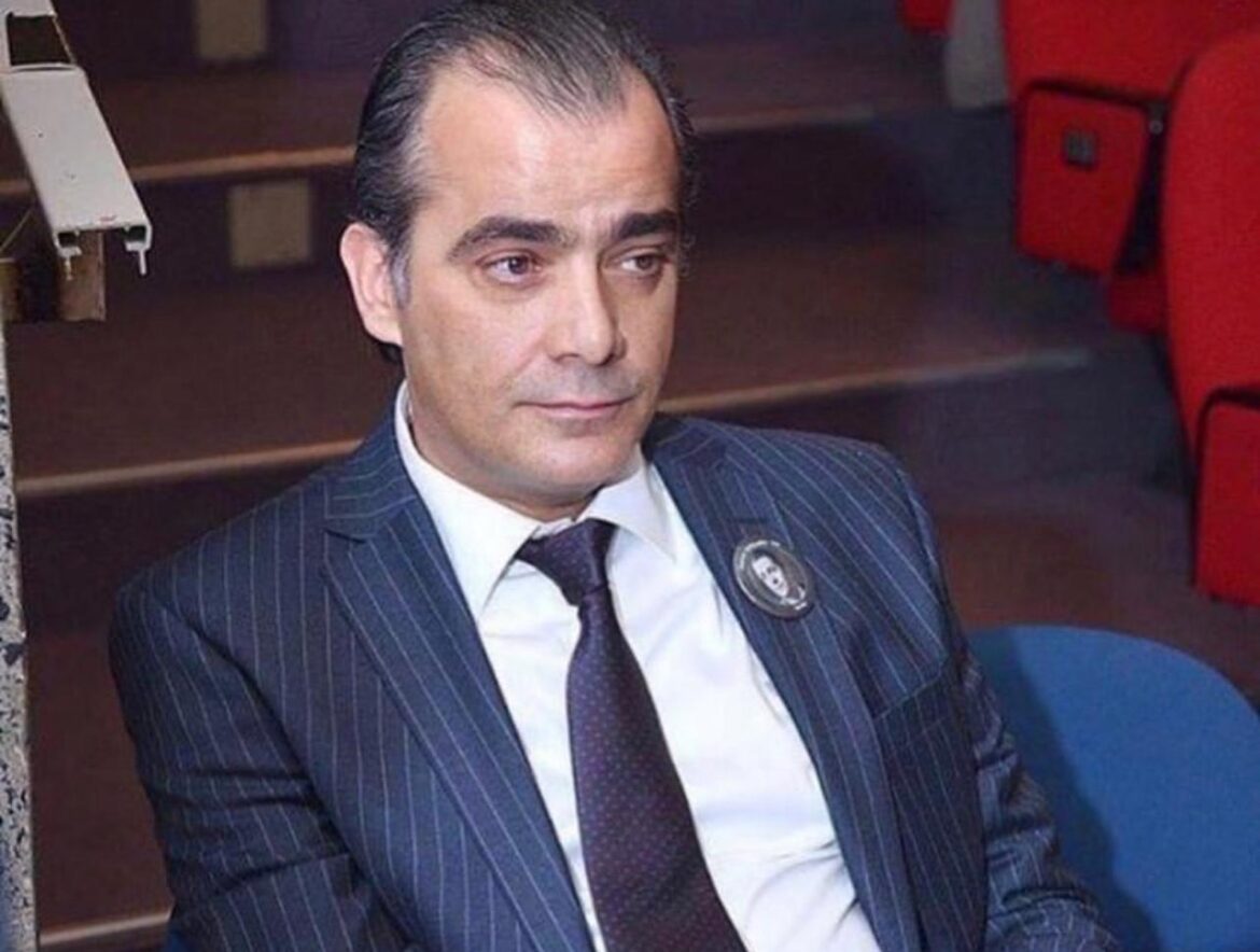 Üç Renkli Bayrağınla Mesut Yaşa! – Milli Marşımız Üzerine – Kâmil Şahverdi